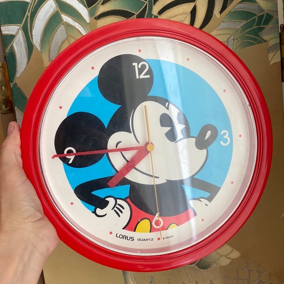 Lorus quartz battery operated Mickey Mouse red clock - Picture 1 of 4